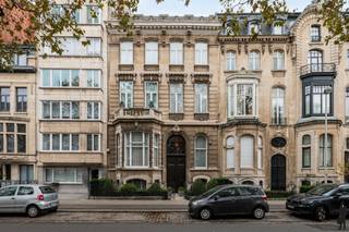 Schitterende meesterwoning welke door de jaren heen minutieus werd gerestaureerd door de huidige eigenaars naar een absolute parel welke aan alle hedendaagse normen voldoet, maar waar originele elementen werden behouden. <br /><br />Dit meesterwerk is absoluut een bezoek waard voor zij die van ruimte houden, maar toch in de binnenstad willen wonen. Door zijn enorme gevelbreedte, straalt de woning pure klasse uit. Dit gevoel wordt nog versterkt wanneer je de woning binnen treedt en je de majestueuze trapzaal te zien krijgt. <br /><br />Indeling: <br /><br />De volledige gelijkvloerse verdieping is voorzien van hoge plafonds en ingedeeld als volgt: een eerste living voorzien van prachtige moulures en sierschouw, tweede leefruimte op sierparket welke dienst doet als eetkamer en achteraan de woning een extra woonkamer met eethoek en de gesloten keuken met uitgang naar het terras en de tuin; een luxueus gastentoilet.<br /><br />Souterrain: via een aparte trap of via de lift te bereiken verdieping ingedeeld in verschillende grote ruimtes (ingerichte bar in Marokkaanse stijl met poolkamer, fitnessruimte, waskamer, wijnkelder en technische ruimte waar zich de high-end CV-installatie bevindt.<br /><br />1e verdieping: een zeer ruime overloop met zicht op de prachtige vide, een eerste buereauruimte op parket met parket met authentieke maatkasten, een schitterende werkkamer/bibliotheek met ingebouwde boekenkasten. Aan de voorzijde van dit verdiep bevindt zich de royale masterbedroom met eigen dressing en ensuite luxebadkamer met twee wastafels, erg groot bad, douche, toilet, etc.. <br /><br />2e verdieping: vooraan twee zeer ruime slaapkamers met ieders een ensuite badkamer. Een speelkamer en achteraan een 4e slaapkamer met eigen sanitair. <br />Algemeen: Deze woning is uitzonderlijk luxueus afgewerkt en voorzien van alle moderne comfort, uitgebreide alarminstallatie, geavanceerde CV-installatie, een ruime lift voor alle verdiepingen.<br /><br />Bereikbaarheid: Deze locatie bij het Harmoniepark, geniet een perfecte bereikbaarheid zowel naar de oude binnenstad als naar alle grote uitvalswegen. Alle openbaar vervoer is vlakbij, t.e.m. Antwerpen Centraal (TGV).
