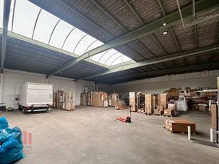 Gerenoveerd magazijn van 650 m² in combinatie met 70 m²  kantoorruimte te huur.Fantastisch gelegen met vlotte verbinding naar de E19 (Machelen) en de...