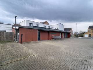 Co Immo vent un Immeuble commercial avec atelier et spacieux appartement dans un emplacement stratégique à SteenokkerzeelVous êtes à la recherche dun...