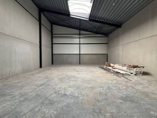 Unité PME récemment construite d'environ 180 m² à louer dans le projet Zeus situé le long de la Gauwelstraat à Zwevegem. Commodités : - Espace...