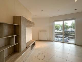 In de gezellige Gerard Van Gervenstraat, in het centrum van Beveren, vind je deze jonge en praktische bel-etagewoning<br /><br /><u><strong>Indeling</strong></u>:<br /><strong>Gelijkvloers</strong>: ruime inpandige garage, apart toilet, wasplaats (met plaats voor wasmachine/droogkast) én rechtstreekse toegang tot de koer.<br /><strong>Eerste verdieping</strong>: privatief woongedeelte met een volledig ingerichte keuken (voorzien van toestellen) en een lichtrijke leefruimte.<br /><strong>Tweede verdieping</strong>: twee volwaardige slaapkamers en een badkamer uitgerust met ligbad, lavabomeubel en toilet.<br /><strong>Extra</strong>: handige bergzolder bereikbaar via een uittrekbare trap.<br /><br />Dankzij de centrale ligging, het jonge bouwjaar (2013), het gunstige EPC-label B, elektriciteit is conform én de zeldzame troef van een inpandige garage, is dit een ideale woning voor wie comfortabel en praktisch wil wonen in het centrum van Beveren.<br /><br />Heeft u interesse en ziet u het potentieel dat deze woning te bieden heeft?<br />Neem gerust contact op via <strong>03/775.44.10 of info@immo-jet.be</strong>