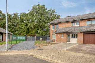 Bent u op zoek naar een ruime gezinswoning op een rustige, maar toch gunstige locatie? Dan is deze woning, gelegen aan Heiblok 9 in Genk, zeker een bezoek waard.<br /><br />De woning is gelegen op een perceel van 7a34ca en beschikt over een bewoonbare oppervlakte van 165 m². Dankzij de praktische indeling en de aanwezigheid van 4 slaapkamers is deze woning ideaal voor gezinnen, nieuw samengestelde gezinnen of wie extra ruimte wenst voor een bureau, dressing of hobbykamer.<br /><br />De ligging vormt een belangrijke troef. De woning bevindt zich in een rustige doodlopende straat, waardoor u geniet van een aangename en verkeersluwe woonomgeving. Tegelijkertijd woont u op een gunstige locatie achter de Hasseltweg, met een vlotte bereikbaarheid richting het centrum van Genk en richting Hasselt.<br /><br />Ook op energetisch vlak scoort de woning goed dankzij het EPC-label C. Hierdoor is er geen renovatieverplichting van toepassing, wat deze woning extra interessant maakt voor wie op zoek is naar een comfortabele gezinswoning met een gunstige energiescore.<br /><br />Indeling gelijkvloers:<br />- ruime inkomhal met toegang tot de lichtrijke leefruimte<br />- open leefruimte met woonkamer, eetkamer en volledig uitgeruste keuken<br />- rechtstreekse toegang tot het terras en de ruime tuin<br />- extra polyvalente ruimte, ideaal als bureau, hobbyruimte, speelkamer of extra leefruimte<br />- praktische bergruimte<br /><br />Indeling bovenverdieping:<br />- nachthal<br />- 4 ruime slaapkamers<br />- badkamer<br /><br />Bovendien beschikt de woning over 5 zonnepanelen, een airco-unit en een pelletkachel, wat bijdraagt aan het wooncomfort. Daarnaast is er in de tuin een ruim tuinhuis aanwezig, ideaal als extra opslagruimte voor tuinmateriaal, fietsen of hobbybenodigdheden.<br /><br />Bent u op zoek naar een instapklare woning met 4 slaapkamers en een ruime tuin in Genk? Contacteer ons dan gerust voor een afspraak op het nummer 011 15 34 78 of mail naar kaan.orhan@dewaele.com.<br /><br />De eigendom wordt aangeboden via de Pre-sale formule. Op 30/09/2026 tussen 15:00 en 20:00 kan u het huis op afspraak komen bezichtigen en een bod uitbrengen. De vermelde prijs is een instelprijs. Voor meer info, gelieve contact op te nemen met de dossierverantwoordelijke.<br /><br />Bestuursmaatregelen in het maatregelenregister: nee