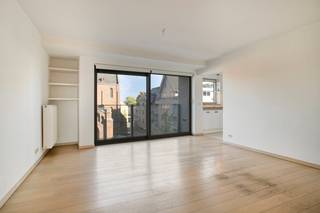 Fenomaal verzicht en centraal gelegen...<br /><br />Op de derde verdieping van residentie Chopin, "boven de KBC", ligt dit mooi appartement. <br />Via de lift komen we aan op de 3de verdieping, waar zich vanuit de inkomhal met gastentoilet toegang heeft tot ofwel een eerste slaapkamer ofwel tot de lichtrijke leefruimte met halfopen keuken en praktische keukenberging. Het licht valt er binnen vanuit het grote schuifraam!<br />Achte deze woonkamer is er nog een gang met toegang tot het ruime zonneterras achteraan het gebouw. Deze gang is eveneens de verbinding van de tweede slaapkamer, de berging en de badkamer met bad/douchecombinatie en dubbel lavabomeubel.<br /><br />In de kelderruimte hoort een privékelder bij het appartement, alsook is er achter het gebouw een autostaanplaats voorzien, beveiligd met een automatische poort.<br /><br />Overal dubbele beglazing (zeer goed EPC: klasse B!)<br />CV op gas.<br /><br />Topligging voor de echte Wevelgemnaar, vlakbij winkels, openbaar vervoer en scholen!