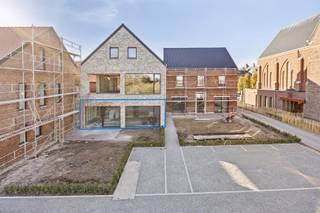 <p>Het project Hof Van Rijkel komt aan de Dionysius van Leeuwenstraat te liggen, aan de rechterzijde van de Sint-Jozefkerk, op de site van de oude pastorie, de parochiezaal en de naastgelegen vierkantshoeve. Geen plaatsvervangende nieuwbouw, wel een herbestemmingsplan dat de authenticiteit van de bestaande gebouwen koppelt aan de woonbehoeften van vandaag.</p><p>De 15 wooneenheden delen onder andere een binnenkoer, bergruimte, twee grote tuinzones, parkeerplaatsen en een gemeenschappelijk commonhouse en toch beschikt elke woning ook over veel privacy met een eigen, afgeschermde tuin of terras.</p><p>Hof van Rijkel is een ecologisch voorbeeldproject. Duurzame investeringen zoals een warmtepomp, vloerverwarming en balansventilatie garanderen de koper een laag energieverbruik. De bestaande muren en daken van de drie gebouwen blijven zoveel mogelijk intact en worden aan de binnenzijde geïsoleerd. Ook blijven de architecturale kenmerken die de gebouwen zo uniek maken behouden.</p><p><span><strong>Woning 10 </strong><span>bevindt zich op de gelijkvloerse verdieping van de parochiezaal en bestaat uit:</span></span></p><p><span><span>Inkomhal, apart toilet, woonkamer met open keuken, berging, badkamer, 2 slaapkamers, terras met tuin.</span></span></p><p><span><strong>Ligging:</strong></span><br /><span><span>Hoewel het Hof van Rijkel zich landelijk situeert, sta je in een mum van tijd in het centrum van Borgloon of steden zoals Sint-Truiden (13 minuten), Tongeren (20 minuten) en Hasselt (25 minuten). Hof van Rijkel biedt je zo een veelzijdig vertrekpunt en een rustige plek om te wonen.</span></span></p><p><span><strong>EPB plichtig</strong></span></p><p><span><strong>Stedenbouwkundige info: woongebied met landelijk karakter – bouwvergunning – geen voorkooprecht – geen dagvaarding - geen verkavelingsvoorschriften</strong></span></p><p><span><strong>Prijzen exclusief btw en registratie.</strong></span></p><p><span><strong>* Voor deze woning is 21% van toepassing - momenteel mogelijk aan 6% btw indien u aan de voorwaarden voldoet!</strong></span></p><p><span><span> </span></span></p><p><span><span> </span></span></p>