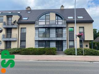 Studio met mezzanine in O.L.V.- Olen nabij het stationLichtrijke woonkamer (tegels; 17,49m²) met open keuken die geïnstalleerd is met dubbele...