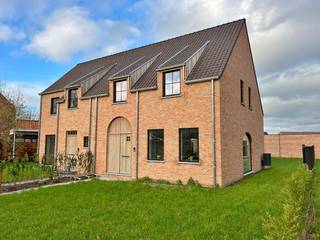 6% btw mogelijk i.p.v. 21% <br /><br />Deze 4 koppelbouw nieuwbouwwoningen langs de Veurnseweg in Elverdinge worden omschreven als stijlvolle en duurzame woningen gelegen aan de rand van de dorpskern. Er zijn nog 3 woningen beschikbaar elk voorzien van een dubbele garage 2 woningen zijn reeds volledig afgewerkt bij de derde woning kan de afwerking nog vrij gekozen worden ( vloer, keuken, badkamer). <br /><br />De inplanting van de woningen (10 meter weg van het openbaar domein) is van die aard dat ze tegelijk rustig gelegen zijn en genieten van een vlotte bereikbaarheid via het omliggende wegennet. Zowel Poperinge,Vleteren als Ieper liggen op een boogscheut van hier.<br /><br />In dit project wordt gekozen voor een strakke architectuur met functionele kleuren en duurzame materialen waardoor de uitstraling perfect past in de buurt en er tegelijk een tijdloze uitstraling wordt gecreëerd. Een combinatie van rood gevelmetselwerk met donker PVC en houten schrijnwerk zorgt voor een eigentijds en karaktervol uitzicht. Elke woning geniet bovendien dankzij kleine aanpassingen zijn eigen identiteit. Alle woningen beschikken over een dubbele garage en bestaan op het gelijkvloers verder over een inkomhal met toilet, een ruime open keuken, een leefruimte en wasplaats/berging. Op het verdiep worden telkens 3 slaapkamers, een badkamer en een apart 2de toilet ondergebracht. Woningen 2 en 3 beschikken nog over een extra bergruimte op de verdieping. Alle woningen hebben via een zolderluik toegang tot een extra zolderruimte. Elke woning beschikt bovendien zowel over een ruime voortuin als een tuin achteraan de woning.<br /><br />Ruime glaspartijen vooraan en achteraan zorgen voor maximale lichtinval en vrijheid.<br />Bij het ontwerp van de woning staan kwaliteit en comfort voorop. Er wordt veel aandacht besteed<br />aan de praktische indeling, bergruimte en privacy. Daarnaast wordt er bijzondere aandacht besteed aan zowel thermische als akoestische isolatie en is elke woning voorzien van een regenput van 10.000 liter. <br /><br />Prijzen:<br />° woning 1 + garage 1& 2 = €473.558<br />° woning 2 + garage 3& 4 = €488.705<br />° woning 3 + garage 5& 6 = VERKOCHT<br />° woning 4 + garage 7& 8 = €472.959