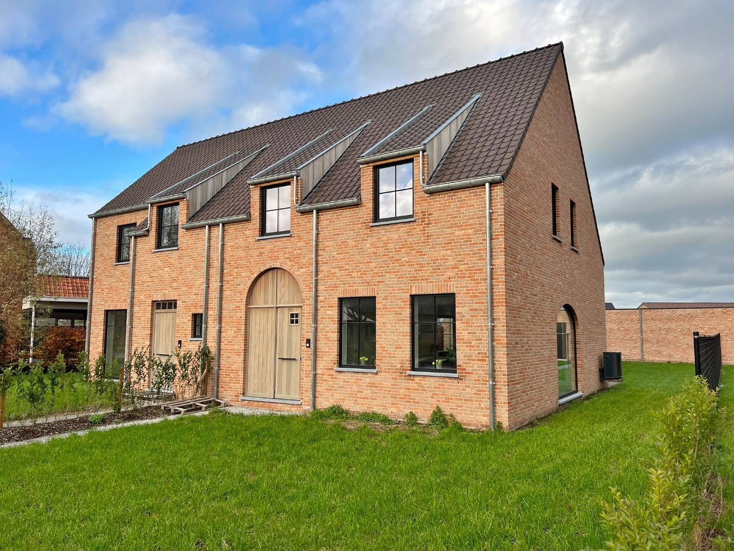 Halfopen karaktervolle nieuwbouwwoningen met dubbele garage en tuin te Elverdinge - foto 1