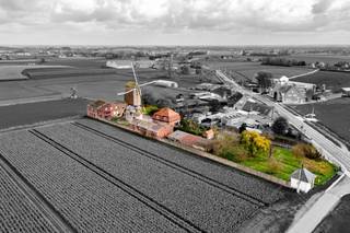 Hoeve gekend als molensite "Herentmolen" te koop in de wijk Marialoop te Meulebeke.<br />De hoeve bevat de Herentmolen die beschermd is als monument, de rest van de site (molenaarshuis en maalderij) zijn bouwkundig erfgoed.<br />in 1956 werd de molen volledig heropgebouwd, in de jaren 70 was het torenkot ontvangstplaats voor bezoekers van de Molenlandroute en vormde een landelijke herberg "t Oud Molenhuis".<br />Daarna zijn meerdere renovaties gebeurd.<br />Gezien de molen een beschermd monument is en de rest erfgoed zijn hier meerdere functiewijzigingen vergunbaar.<br />Wonen, recreatie, horeca, burelen, of combinaties hiervan mits bekomen vergunning en verbouwing/renovatie.<br />