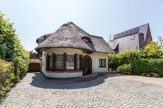 Kortrijk: villa met zwembad op centrale ligging in KortrijkIndeling: Bij binnenkomst in de inkomhal met apart gastentoilet kan u rechts een...