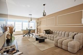 Dit instapklare appartement is gelegen aan de Kreglingerstraat 39 in Deurne, in een kleinschalig gebouw en op een gunstige locatie nabij winkels, belangrijke invalswegen en het openbaar vervoer.<br /><br />Via de centrale inkomhal betreedt u het appartement. Hier bevinden zich een apart gastentoilet en een praktische berging met aansluitingen voor wasmachine en droogkast.<br />Vervolgens komt u in de lichtrijke leefruimte met open keuken. De keuken is volledig uitgerust met een combi-oven, koelkast met vriesvak, vaatwasser, inductiekookplaat, dampkap en spoelbak met verlek.<br /><br />Het appartement beschikt verder over drie slaapkamers (waarvan 1 kleinere) en een gezellig, overdekt terras waar u het hele jaar door van de buitenruimte kunt genieten.<br />De badkamer is modern ingericht en voorzien van een inloopdouche met regendouche, een lavabo met meubel, een spiegel met verlichting en een handdoekradiator.<br /><br />Momenteel is het appartement verhuurd<br /><br />Troeven<br />+ Kleinschalig gebouw, lage algemene onkosten<br />+ 3 slaapkamers (1 kleinere)<br />+ Gezellig overdekt terras<br />+ Lichtrijke leefruimte met open keuken<br />+ Nabij winkels, openbaar vervoer en belangrijke invalswegen<br />+ Instapklaar<br /><br />Heeft u interesse in dit leuke appartement? Neem dan contact op met VB Vastgoed via 03 337 50 70 of info@vbvastgoed.be voor meer informatie of een bezichtiging.