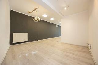 <p><span> </span></p><p><span>Op zoek naar een ruime handelszaak met veel passage? Deze gelijkvloerse commerciële ruimte van ca. 110 m² combineert een grote open ruimte, hoge plafonds en een topligging vlakbij het Sint-Jansplein, het Centraal Station en de Rooseveltplaats. Ideaal voor een dagzaak die gezien mag worden!</span></p><p><span> </span></p><p><span>Ruimte &amp; mogelijkheden</span></p><p><span>Deze handelsruimte bevindt zich op het gelijkvloers van een kleinschalig gebouw met een charmante art-deco gevel. Vooraan geniet je van een groot etalageraam, wat zorgt voor maximale visibiliteit en een sterke commerciële uitstraling. Dankzij de ligging in een levendige straat met veel passage springt jouw zaak hier meteen in het oog.</span></p><p><span>De ruimte zelf is bijzonder ruim en open, afgewerkt met een lichte laminaatvloer en hoge plafonds van maar liefst 3,3 meter. Dit geeft niet alleen een aangenaam ruimtelijk gevoel, maar biedt ook praktische voordelen voor inrichting, stockage of creatieve invulling. Achteraan is er voldoende plaats voorzien om eventueel een keuken of werkruimte te installeren, volledig naar eigen noden en concept.</span></p><p><span>Via aparte deuren heb je toegang tot zowel de algemene delen als een afzonderlijke toiletruimte. Deze laatste is volledig betegeld en uitgerust met een toilet en wastafel — praktisch en netjes afgewerkt.</span></p><p><span> </span></p><p><span>Levendige buurt met alles binnen handbereik</span></p><p><span>Gelegen in een bruisende wijk in Antwerpen Noord, zit je hier op wandelafstand van het Sint-Jansplein, een hotspot met tal van eetgelegenheden en internationale  handelszaken. Ook de Paardenmarkt en het hippe Eilandje liggen vlakbij.</span></p><p><span>Mobiliteit is hier een grote troef: met het Centraal Station en de Rooseveltplaats op korte afstand heb je toegang tot een uitgebreid netwerk van trams en bussen. Ideaal voor zowel klanten als medewerkers.</span></p><p><span> </span></p><p><span> </span></p>