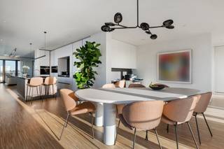 Welkom in een eigentijdse woonbeleving waar licht, ruimte en panorama centraal staan. Dit exclusieve appartement op de negende verdieping (2024) combineert modern comfort met een adembenemend uitzicht over de stad en de Schelde.

De leefruimte straalt openheid en rust uit, met een warme bamboeparketvloer en grote raampartijen langs drie gevels die zorgen voor uitzonderlijk veel natuurlijk licht. Het frontale zicht op de Schelde en het panoramische stadsbeeld maken elke dag bijzonder.

De volledig uitgeruste keuken verenigt functionaliteit en esthetiek en wordt aangevuld met een ruime bijkeuken. Aansluitend zijn er een noord- en zuidgericht terras en een winterterras, zodat u het hele jaar door van het buitengevoel geniet.

Het appartement telt twee slaapkamers: een master bedroom met ensuite badkamer en dressing, en een tweede kamer met douchekamer, ideaal als logeer- of bureauruimte. Een apart gastentoilet vervolledigt het geheel.

Twee inpandige parkeerplaatsen zijn beschikbaar aan €45.000 per stuk, exclusief btw. De aankoopprijs is eveneens exclusief btw.

Een lichtrijk en luxueus appartement in het hart van Antwerpen.