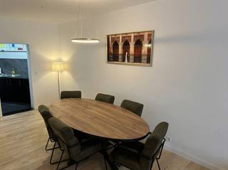 <p><strong>Maison de ville à Anvers - Boomsesteenweg</strong></p><p>Cette propriété est située sur Boomsesteenweg à Anvers, un emplacement central avec un accès facile au centre-ville et aux principales voies d'accès. Grâce à son emplacement, vous bénéficiez d'une bonne accessibilité, des transports publics à proximité et d'un large éventail de magasins et de commodités.</p><p>La propriété offre une disposition pratique et constitue une base intéressante pour ceux qui recherchent <strong>leur propre maison familiale</strong> ou un <strong>bien d'investissement avec un potentiel locatif</strong>. En fonction de l'aménagement, la propriété peut être modernisée et optimisée pour répondre aux normes de vie contemporaines.</p><p><strong>Avantages</strong></p><ul><li><p>Situation centrale à Anvers</p></li><li><p>Bonne accessibilité et commodités accessibles à pied</p></li><li><p>Intéressant en tant que propriété occupée ou investissement</p></li><li><p>Potentiel de rénovation et de valeur ajoutée</p></li></ul>