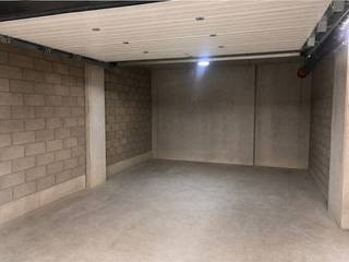 In de Sint-Rochusstraat 10 te Roeselare bieden wij een praktische garage aan, ideaal voor wie op zoek is naar extra ruimte of een veilige parkeerplek.<br /><br />De garage heeft een breedte van 3 meter, een diepte van 5,5 meter en een minimum hoogte van 2 meter. Ze bevindt zich in een afgesloten garagecomplex en is uitgerust met een elektrische garagepoort met afstandsbediening. De inrit is bovendien breed en vlot toegankelijk, wat zorgt voor extra gebruiksgemak.<br /><br />Door de centrale ligging in Rumbeke bevindt de garage zich op korte afstand van het centrum, met winkels, lokale handelszaken en andere dagelijkse voorzieningen in de buurt.<br />De vlotte bereikbaarheid maakt deze garage tot een interessante opportuniteit voor zowel eigen gebruik als investering. Een ideale oplossing voor wie op zoek is naar een eigen parkeerplaats of extra opslagruimte.<br /><br /><strong>Interesse?</strong> Voor meer informatie of een bezoek, neem gerust contact met ons op via 051 201 400 of mail naar info@dicasa.be.