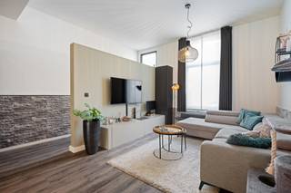 VERRASSEND RUIME GEZINSWONING ACHTER EEN HEDENDAAGSE GEVEL PERFECT ONDERHOUDENEen schattig geveltje, zeg je? MIS! Of ja... het is schattig — maar...