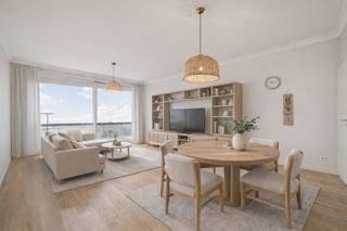 Deze studio biedt tal van voordelen. Gelegen op een gunstige locatie <strong>vlakbij het strand</strong>, openbaar vervoer (zowel trein als tram) en winkels, geniet je van een <strong>frontaal zeezicht</strong> met een prachtig panorama over de pier en de haven van Zeebrugge. Het <strong>terras</strong> biedt een adembenemend <strong>uitzicht over de duinen</strong>. De <strong>lichtrijke leefruimte</strong>, met grote ramen die voor veel natuurlijk licht zorgen, sluit naadloos aan op een<strong> gesloten keuken</strong>.<br /><br />De badkamer is uitgerust met zowel een <strong>ligbad als een douche</strong>, er is een <strong>apart toilet</strong>. <br /><br />De studio beschikt over diverse gemeenschappelijke ruimtes, waaronder een tuin met zitbanken, en een<strong> fietsenberging</strong> voor veilige fietsopslag. Een<strong> privatieve berging</strong> op het gelijkvloers biedt extra opslagruimte, terwijl het <strong>wassalon in het gebouw</strong> tegen betaling kan worden gebruikt. Voor extra veiligheid is er een <strong>videointercomsysteem</strong> in het appartement en <strong>camerabewaking in het gebouw en garagecomplex</strong>. De collectieve <strong>gasverwarming</strong> zorgt voor een efficiënte en comfortabele temperatuurregeling. Tevens zijn er drie privatieve containers om het afval te sorteren.<br /><br />De eigenaar biedt u de <strong>mogelijkheid</strong> tot het <strong>aankopen</strong> van een <strong>staanplaats</strong> voor €25.000.<br /><br />Kortom, zorgt deze studio voor comfort en veiligheid met een uitzonderlijk uitzicht en een gunstige ligging, wat het leven aan de kust tot een ware beleving maakt.