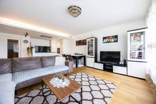 Bent u op zoek naar een volledig gerenoveerd gelijkvloers appartement met 3 slaapkamers en een tuin? Dan stellen wij graag dit appartement aan u voor! <br /><br />Indeling:<br />U komt binnen in de woonkamer met open keuken die volledig gerenoveerd is met de nodige toestellen. Centraal is er de moderne badkamer met inloopdouche, dubbele lavabo verwerkt in een badkamermeubel en handdoekradiator. Voor de badkamer is er een aansluiting voor een wasmachine en/of droogkast. Er is een apart toilet voorzien. Achteraan zijn er drie slaapkamers, waarvan de kleinste slaapkamer doorgang geeft aan de tuin (70m²) achteraan. <br />Ligging:<br />De ligging is een echte troef. Voor de deur stopt tram 5 (momenteel omgedoopt tot tram A9), die u in slechts 20 minuten naar het historisch hart van Antwerpen brengt. Het eigendom ligt op een wandelafstand van de Bremweide, het Ertbruggebos, Park Groot Schijn en het Rivierenhof. Verder vindt u verschillende winkels, apotheek, horeca… binnen handbereik!<br />Pluspunten:<br />- Centrale ligging <br />- Meerdere slaapkamers<br />- Volledig gerenoveerd<br />- Grote tuin van 70m²<br /><br />Voor meer informatie kan u One vastgoed steeds bereiken op volgend nummer 03 360 85 30.