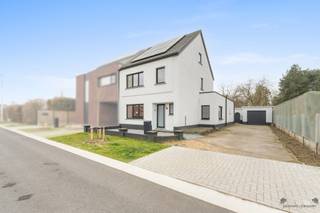 <p><span>Ruime, instapklare woning met 3 slaapkamers, garage en zonnige tuin. </span></p><p><span>Op zoek naar een ruime, instapklare woning met verrassend veel leefruimte? Deze volledig gerenoveerde woning in Tessenderlo biedt maar liefst 200 m² bewoonbare oppervlakte op een perceel van 800 m² en combineert een praktische indeling met grote slaapkamers, veel natuurlijk licht en heel wat extra bergruimte.</span></p><p><span>Op het gelijkvloers bevindt zich de ruime en lichtrijke leefruimte. Grote raampartijen en een lichtkoepel zorgen voor een aangename natuurlijke lichtinval en vanuit de woonkamer is er een rechtstreekse verbinding met de tuin. Aansluitend bevindt zich de keuken. Verder beschikt het gelijkvloers over een praktische wasruimte/berging met rechtstreekse toegang tot de tuin. Deze ruimte is bovendien uitgerust met een extra inloopdouche, een praktische meerwaarde voor zowel dagelijks gebruik als voor logés of een gezin.</span></p><p><span>Op de eerste verdieping bevinden zich twee ruime slaapkamers van elk ca. 16 m² en de badkamer. De bovenste verdieping vormt een absolute troef van de woning. Hier bevindt zich een bijzonder ruime derde slaapkamer van maar liefst ca. 40 m². Dankzij de royale oppervlakte zijn er tal van mogelijkheden: een grote master bedroom, een combinatie met dressing of bureau, of een multifunctionele ruimte die volledig naar eigen wens kan worden ingericht.</span></p><p><span>Ook aan praktische ruimte is er geen gebrek. De woning beschikt over een kelder en buiten bevindt zich een vrijstaande garage, waardoor er volop plaats is voor een wagen, fietsen en extra opslag.</span></p><p><span>De woning staat op een perceel van 800 m² en beschikt over een aangename westgerichte tuin. Dankzij de rechtstreekse toegang vanuit zowel de woonkamer als de berging vormt de tuin een fijne uitbreiding van de leefruimte en kan je er volop genieten van de middag- en avondzon.</span></p><p><span>Ook op technisch vlak heeft deze woning heel wat te bieden. Zo beschikt ze over 20 zonnepanelen, een conforme elektrische installatie, automatische rolluiken en een asbestveilig attest.</span></p><p><span> </span></p><p><span>Troeven op een rij:</span></p><p><span>- 200 m² bewoonbare oppervlakte</span></p><p><span>- Perceel van 800 m²  </span></p><p><span>- Volledig gerenoveerd  </span></p><p><span>- 3 ruime slaapkamers van ca. 16 m², 16 m² en 40 m²  </span></p><p><span>- Extra inloopdouche op het gelijkvloers  </span></p><p><span>- Kelder  </span></p><p><span>- Vrijstaande garage  </span></p><p><span>- Westgerichte tuin  </span></p><p><span>- 20 zonnepanelen  </span></p><p><span>- Conforme elektriciteit  </span></p><p><span>- Automatische rolluiken  </span></p><p><span>- Asbestveilig</span></p>