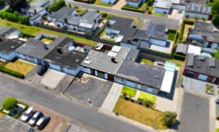 OVER DE WONINGDeze halfopen bungalow op een perceel van 365 m² biedt 153 m² woonoppervlakte en tal van mogelijkheden. Dankzij de volledig...