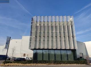 This modern and energy-efficient office of 236 m² is immediately available and perfect for a smooth start. Located in a strategic location,...