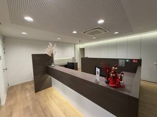Bent u op zoek naar een representatieve en energiezuinige kantoorruimte met uitstekende zichtbaarheid? Dan is deze instapklare kantoorruimte van 95 m², gelegen op een prominente hoekligging in Veldegem, precies wat u zoekt.<br /><br />De praktische indeling omvat:<br /><br />Drie afzonderlijke kantoorruimtes<br /><br />Een ruime gemeenschappelijke kantoorruimte<br /><br />Een aparte ontvangstruimte voor een professionele ontvangst van klanten<br /><br />Een ingerichte keuken<br /><br />Een afzonderlijk toilet<br /><br />Dankzij het EPC-label A geniet u van een uiterst energiezuinig kantoor met lage energiekosten en een duurzame uitstraling. Bovendien is er parkeergelegenheid vlak voor de deur, wat het comfort voor zowel medewerkers als bezoekers aanzienlijk verhoogt.<br /><br />Deze veelzijdige ruimte is uitermate geschikt voor vrije beroepen en diverse professionele activiteiten. Denk onder meer aan een dokterspraktijk, tandartspraktijk, kinesitherapie, logopedie, psycholoog, diëtist, consultancy, administratieve dienstverlening of andere ondernemingen.<br /><br />Kortom, een unieke opportuniteit voor wie professioneel wil ondernemen in een comfortabele, moderne en goed bereikbare werkomgeving.<br /><br />Huurprijs: € 950 per maand + € 25 provisie voor de nutsvoorzieningen.<br /><br />Interesse? Contacteer ons vandaag nog en plan vrijblijvend uw bezoek. Ontdek zelf de vele mogelijkheden die deze prachtige kantoorruimte te bieden heeft!