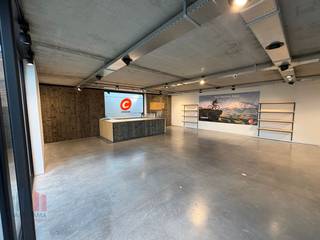 Gelegen aan de Leernsesteenweg te Deinze bevindt zich deze instapklare kantoorruimte. Dankzij de ligging langs een belangrijke verbindingsweg...