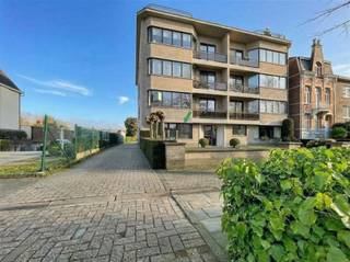 <p><span>Centraal gelegen instapklaar appartement met tuin en garage in centrum Brasschaat.</span></p><p><span>Dit appartement is gelegen in een geliefde straat op wandelafstand van het centrum van Brasschaat en met vlotte verbinding naar verschillende invalswegen.</span></p><p><span>Het appartement bestaat uit een inkomhal, een ruime en lichtrijke woonkamer, een open en volledig ingerichte keuken (spoelbak met verlek, inductiekookplaat, dampkap, vaatwasser, koelkast en diepvriezer), een badkamer met wastafel, inloopdouche en toilet. De badkamer is eveneens voorzien van aansluitingen voor wasmachine en droogkast. Het appartement beschikt over twee slaapkamers: de eerste ca. 15 m², de tweede ca. 8,5 m² met directe toegang tot de tuin. </span></p><p><span>Daarnaast beschikt het appartement over een garage, inbegrepen in de huurprijs.</span></p><p><span>Vaste kosten: 75,- euro per maand (onderhoud lift, elektriciteit algemene delen en onderhoud algemene delen)</span></p><p><span>Interesse? Neem gerust contact op voor meer informatie of een bezichtiging - 03/633.12.29 - email info@immogreenstar.be</span></p><p><span> </span></p><p><span> </span></p>