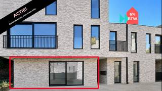 Ben je op zoek naar een instapklaar en energiezuinig gelijkvloers appartement met twee ruime slaapkamers en een tuintje, centraal gelegen en toch rustig gesitueerd? Dan is appartement B0.2 in Residentie Prinsenhof precies wat je zoekt! Dankzij de uitstekende ligging, de hoogwaardige afwerking en de vele troeven op vlak van comfort en energie biedt dit appartement alles wat je nodig hebt.<br /><br />Het appartement is gelegen in Residentie Prinsenhof, centraal aan het Kolonel Aertsplein, op wandelafstand van winkels, terrasjes en supermarkten. Dankzij het uitgebreide fietsnetwerk en het openbaar vervoer in de buurt is ook Maastricht op amper 10 minuten bereikbaar. Parkeren kan in de ondergrondse parkeergarage, bereikbaar via lift, met daarnaast een beveiligde fietsenstalling.<br /><br />INDELING<br />Gelijkvloerse verdieping:<br />- Inkomhal<br />- Ruime woonkamer/keuken<br />- 2 slaapkamers<br />- Badkamer<br />- Apart toilet<br />- Berging<br />- Terras + tuintje<br /><br />Kelder:<br />- Verplichte aankoop van een autostandplaats en kelderberging in de ondergrondse parkeergarage<br /><br />TROEVEN<br />+ Zeer stille en energiezuinige warmtepomp met ingebouwde boiler<br />+ Zonnepanelen op de platte daken<br />+ Ventilatiesysteem D met warmterecuperatie<br />+ Gunstige regeling onroerende voorheffing dankzij de hoge energiezuinigheid<br />+ ACTIE: € 5.000 korting op een autostandplaats!<br /><br />PRIJSOVERZICHT<br />Prijsberekening 6% btw (onder voorwaarden)<br />Totaal netto: € 299.000,00<br />+ 6% btw: € 17.940,00<br />Totaal incl. btw: € 316.940,00<br />Kelderberging: € 4.000,00 netto + 6% btw = € 4.240,00 <br />Autostandplaats: € 29.531,00 netto + 6% btw = € 31.302,86<br />TOTAAL: €352.482,86*<br /><br />Prijsberekening 21% btw<br />Totaal netto: € 299.000,00<br />+ 21% btw: € 62.790,00<br />Totaal incl. btw: € 361.790,00<br />Kelderberging: € 4.000,00 netto + 21% btw = € 4.840,00 <br />Autostandplaats: € 29.531,00 netto + 21% btw = € 35.732,51<br />TOTAAL: €402.362,51*<br /><br />*De algemene totaalprijzen zijn exclusief notariskosten, erelonen, kosten nutsvoorzieningen en kosten basisakte.<br /><br />Wil je dit appartement graag bezichtigen of wens je meer informatie? Contacteer ons en we helpen je dichtblij verder!