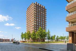 <p><span>Welkom in dit charmante appartement gelegen in het dynamische Antwerpen, waar modern wonen samen met waterfront-elegantie. Dit ruime appartement van 90 m² biedt alles wat u nodig heeft voor een comfortabel en stijlvol leven.</span></p><p><span> </span></p><p><span>Het pand beschikt over drie slaapkamers, ideaal voor gezinnen of thuiswerkers, één moderne badkamer en twee garageplekken voor uw voertuigen. De woning is voorzien van grote ramen die overvloedig natuurlicht naar binnen brengen en prachtige views van de omgeving bieden.</span></p><p><span> </span></p><p><span>De open leefruimte combineert elegantie met functionaliteit. De ruime woon- en eetkamer zijn perfect ingericht met houten vloeren en beschikt over toegang tot een uitstekend balkon met uitzicht over het water en de stad. Dit is een ideale plek om te ontspannen en van het buitenleven te genieten.</span></p><p><span> </span></p><p><span>De keuken is functioneel ontworpen met alle nodige inbouwapparatuur, waaronder een oven, kookplaat en voldoende opbergruimte. De inductieplaat en het compacte ontwerp maken koken plezierig en efficiënt.</span></p><p><span> </span></p><p><span>De badkamer is modern afgewerkt met een bad, wastafel en alle voorzieningen voor een ontspannen badbeurt. De slaapkamers zijn licht en ruim, voorzien van grote ramen die een aangename atmosfeer creëren.</span></p><p><span> </span></p><p><span>De ligging is uitstekend. Het appartement staat in een levendig waterfront-district met aangename openbare ruimtes, groen en directe toegang tot het water. U bent dicht bij restaurants, winkels en alle stedelijke voorzieningen. Het gebouw zelf is modern en goed onderhouden, met een vriendelijke gemeenschap.  1 Garagestaanplaats is te koop voor 35000 euro.  Als u er 2 koopt bedraagt de prijs 60000 euro.</span></p><p><span> </span></p><p><span>Dit is een uitnodigende plek om thuis te voelen en tegelijkertijd het beste van het stadsleven te ervaren.</span></p>