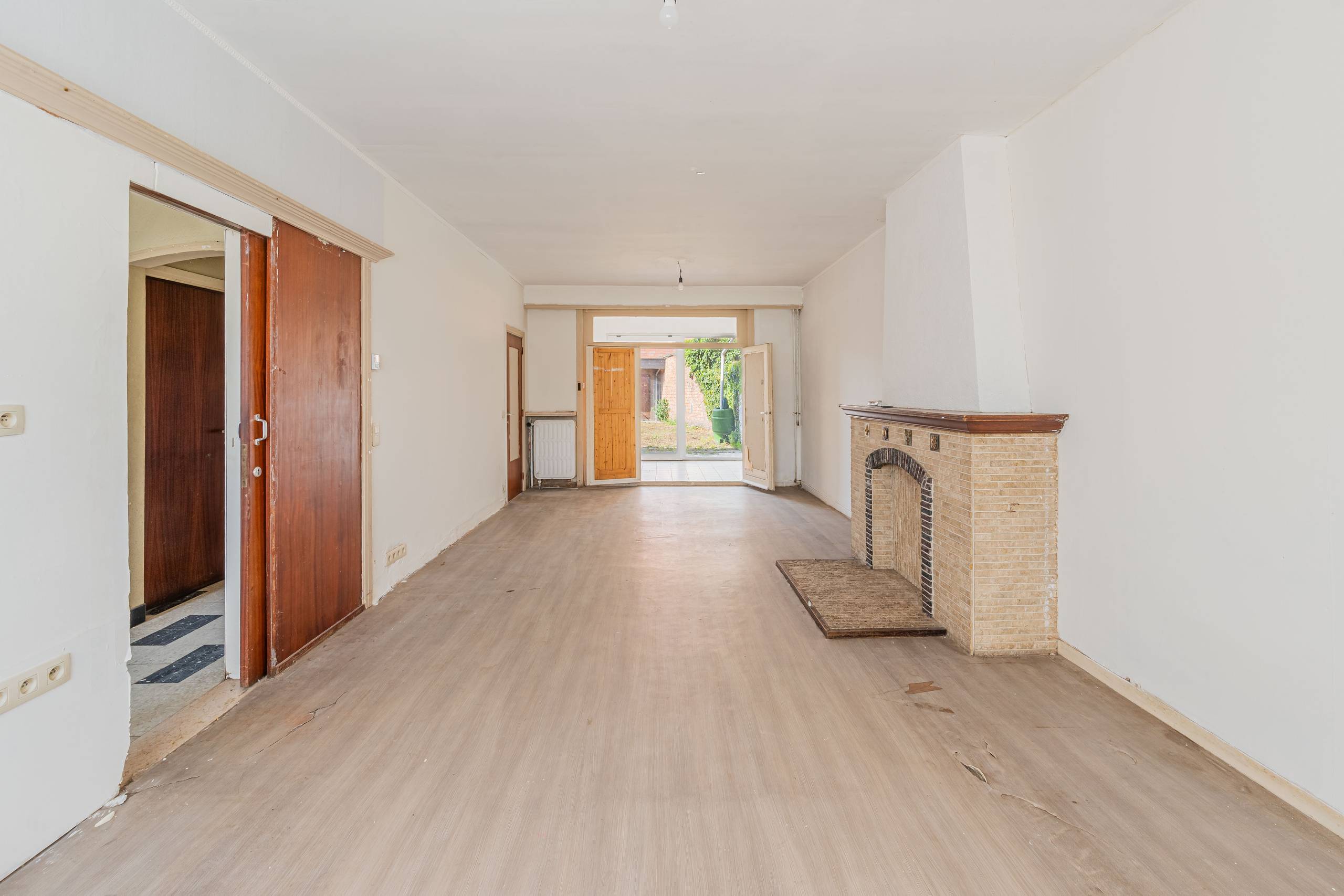 Ruime te renoveren gezinswoning met garage. - foto 3