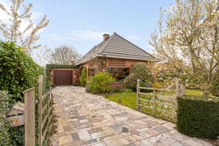 Op zoek naar een aangename woning waar licht, ruimte en rust centraal staan? Dan is deze open bebouwing op een perceel van 779 m², gelegen in...