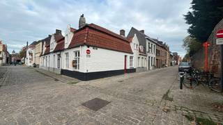 Brugge - In het zeer gegeerde Gezellekwartier vinden we deze karaktervolle en comfortabele STADSWONING met 3 slaapkamers en STADSTERRAS, vlakbij...