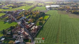 Landelijk gelegen woning met bijgebouw/ opslagplaats; Gunstige rustige toplocatie nabij alles wat men nodig heeft aan winkels, bakker, slager, openbaar vervoer alsook verbindingen naar de E17; Indeling woning: Inkomhal, gastentoilet met handwasser; Berging met wasplaats en hoek met technieken: vernieuwde warm/koudwaterleidingen, vloerverwarming, elektriciteit,..; Gelijkvloerse master bedroom met aansluitend, een badkamer met inloopdouche, wastafel en ligbad; L-Vormige woonkamer gashaard; Open keuken met eiland en ontbijthoek en alle comfort (vaatwas, koelkast, gasvuur en oven Borretti, afzuigkap, stenen gootsteen, natuurstenen werkbladen,..); Afwerking in natuursteen en hoogwaardige steen- en houten materialen; Droge ruime kelder; Traphal, uitgekleed met ledverlichting naar bovenverdieping; Deze ruimtes vragen nog wat afwerking in de hal en de ruimte voorzien voor een tweede badkamer; Nog 2 ruime slaapkamers; Combi dubbele beglazing/ hoogrendementsbeglazing in kunststof en hout; Vloerverwarming (gv) en centrale verwarming (boven) via aardgas; EPC D; Conforme elektrische installatie; Bijgebouw met opslagruimte waarin nog een ingerichte studio is met keukenblok, woonkamer en badkamer met inloopdouche, wastafel en toilet; Carport en mooi aangelegde binnenkoer; Grote aangelegde tuin, een royaal perceel, volledig voorzien van een degelijke omheining, een geautomatischeerde zwartmetalen schuifpoort en mooie groenzones; Eigendom die veel privacy en ruimte biedt; Vrij: bij akte na betaling; Info en bezoek: julie@elet.immo; Bekijk onze video via onze facebook pagina IMMO ELET;