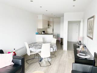 Volledig gerenoveerd en betaalbaar appartement met 1 slaapkamer gelegen op de 9<sup>e</sup> verdieping van complex "Costa Brava". Het appartement biedt een prachtig uitzicht op het centrum van Blankenberge en het hinterland. Via de ruime inkomhal op het gelijkvloers neemt u de lift naar het lichtrijke appartement op de 9<sup>e </sup>verdieping. De aparte inkom met ingemaakte kasten leidt u naar de living en de open keuken (keramische kookplaat, dampkap combi-oven en frigo, voorzien om een vaatwasser te installeren). Verder zijn er nog een apart toilet, een badkamer (douche en lavabo) en een ruime slaapkamer. Nieuwe dubbele beglazing. Fietsenberging. Optioneel is het mogelijk om een garagebox aan te kopen voor € 55.000. Elektriciteit is conform. Verhuurd aan 850 euro met garage. ( ideale investering ) .