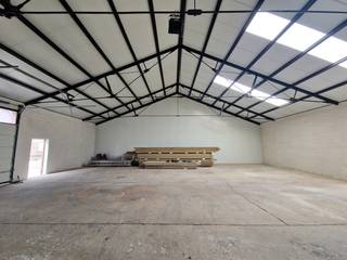 Gelegen in de "Busschotse Woon - Werk Site" langsheen de Kleine Steenweg te Booischot kunnen we u deze uitzonderlijk ruime magazijnruimte /...