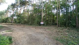 Rustig en residentieel gelegen bouwgrond van 31a10ca met aanpalende bosgrond van 37a50ca. Gelegen op het einde van een zijtak van de...