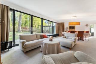 In een rustige, doodlopende straat in het gegeerde Oud-Turnhout bevindt zich deze uitzonderlijke modernistische laagbouwvilla, ontworpen...