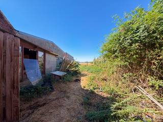 MAISON FAMILIALE À RÉNOVER, située dans un EMPLACEMENT FACILE D'ACCÈS à Zwalm, où vous profiterez d'une AGRÉABLE COMBINAISON d'ESPACE et d'ACCESSIBILITÉ. Grâce à son EMPLACEMENT AVANTAGEUX, le CENTRE de Zwalm ainsi que Zottegem se trouvent à courte distance, tandis qu'à l'arrière, vous pourrez profiter d'une MAGNIFIQUE VUE sur les CHAMPS ENVIRONNANTS. Avec 3 CHAMBRES SPACIEUSES, un GARAGE INTÉRIEUR et un GRAND GRENIER, cette propriété offre un TRÈS GRAND POTENTIEL. Après RÉNOVATION, cette maison peut se transformer en une MAISON FAMILIALE CONTEMPORAINE, entièrement adaptée à votre PROPRE GOÛT et à vos SOUHAITS D'HABITATION.<br />La distribution est la suivante : à travers le hall d'entrée, vous accédez au vaste salon. Attenant, se trouve une cuisine à rénover avec une buanderie à l'arrière et des toilettes séparées. De plus, au rez-de-chaussée, vous disposez également d'un garage intégré, accessible par la terrasse. À l'étage, le hall de nuit donne accès à 3 chambres spacieuses et à une salle de bain à rénover. Le grenier offre d'autres possibilités d'extension. <br />À l'extérieur, cette propriété dispose d'une agréable terrasse, d'un jardin et d'une parcelle de pré avec vue sur les champs à l'arrière. <br /><br />Adresse : Hundelgemsebaan 78 à Zwalm<br /><br />EPC : 699kWh/m²; G-score A et P-score C; Obligation de rénovation applicable ; Mesures administratives dans le registre des mesures : Non ; Disponible à l'acte.