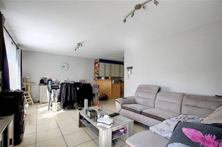 Gezellig 2-slaapkamerappartement op het gemeenteplein van Helkijn. Lift aanwezig. Via de inkom bereik je de lichtrijke leefruimte met terras...