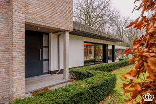 <p><span>Ruime vrijstaande woning gelegen nabij de Kalmthoutse Heide met o.a. lichtrijke leefruimte, ingerichte open keuken, wasplaats,  4 slaapkamers, ingerichte badkamer, inpandige garage op een zuidoost gericht perceel van 1179m² met vijver, jacuzzi en poolhouse. </span></p><p><span> </span></p><p><span>INDELING</span></p><p><span> </span></p><p><span>Gelijkvloers</span></p><p><span>Ruime inkomhal met gastentoilet en handenwasser. Vanuit de inkomhal toegang tot de lichtrijke leefruimte op tegelvloer die door middel van schuiframen toegang biedt tot de mooi aangelegde tuin met deels overdekt terras. Zitgedeelte op parket met openhaard voorzien van luchtcirculatie, vast bureel en ingemaakte kasten. </span></p><p><span>Open ingerichte keuken met keukeneiland. Keuken is voorzien van inductie kookvuur, oven, microgolf, warmhoudlade, vaatwasser, dampkap, Amerikaanse koelkast en dubbele wasbak. </span></p><p><span>Inpandige garage met automatische toegangspoort en voorzieningen voor wasmachine en droogkast. Verder is er nog een aparte doucheruimte en buitendeur.  </span></p><p><span> </span></p><p><span>Eerste</span><span> </span><span>verdieping</span></p><p><span>Op de eerste verdieping bevindt zich een master unit met dressingruimte.  Verder zijn er twee slaapkamers waarvan één met ingemaakte kasten en ruim ingerichte badkamer voorzien van ligbad, douche, toilet en dubbele lavabo. </span></p><p><span> </span></p><p><span>Zolderverdieping</span></p><p><span>Hier bevindt zich een zeer ruime slaapkamer met ingemaakte kasten die kan dienen als vierde slaapkamer. </span></p><p><span> </span></p><p><span>Tuin</span></p><p><span>Goed onderhouden zuid-oost gerichte tuin die veel privacy geniet met vijver, jacuzzi en poolhouse momenteel in gebruik als fitness ruimte. </span></p><p><span> </span></p><p><span>Bijzonderheden</span></p><p><span>-Gelegen nabij de Kalmthoutse Heide</span></p><p><span>-Uitgebreid domotica systeem met camera's</span></p><p><span>-Zonnepanelen</span></p><p><span> </span></p>