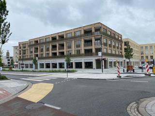 Ruim handelspand gelegen in Harelbeke Centrum op de hoek van het nieuwe Marktplein en de N43 ( Gent - Deinze - Kortrijk).Dankzij deze locatie heeft...