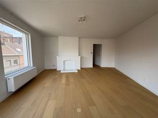 <p><span> RONSE - Vous êtes à la recherche d'un appartement au look branché dans un emplacement de choix à Ronse ? </span></p><p><span>Cet appartement est fait pour vous ! </span></p><p><span> </span></p><p><span>Les principaux atouts en bref : </span></p><ul><li><span>Situation très centrale au cœur de Ronse</span></li><li><span>A quelques pas des transports en commun (train et bus) </span></li><li><span>Proche des écoles et des commerces</span></li><li><span>Rénovation complète (2024) - EPC B </span></li><li><span>Look branché&amp;feel combiné avec des éléments authentiques</span></li><li><span>Ascenseur présent</span></li><li><span>Rangement dans la cave inclus</span></li></ul><p><span> </span></p><p><span>Voici à quoi ressemble l'appartement : </span></p><p><span>Situé au troisième étage. Le hall d'entrée, l'espace de vie extrêmement lumineux et spacieux avec vue sur le centre-ville de Ronse. La cuisine équipée de tout le confort moderne (réfrigérateur, four). La chambre à coucher spacieuse et la salle de bains avec une grande douche à l'italienne et un lavabo. Des toilettes séparées. Lit, armoire et machine à laver inclus.</span></p><p><span>La cave.</span></p><p><span> </span></p><p><span>Disponible immédiatement. Le loyer ne sera pas indexé. </span></p><p><span>Loyer : €835 exl. électricité, gaz et eau </span></p><p><span> </span></p><p><span>Intéressé(e) ? Contactez notre bureau pour une visite des lieux via notre site web : <span>www.axellenaerts.be/huren</span></span><span> </span></p><p><span> </span></p><p><span> </span></p><p><span> </span></p>