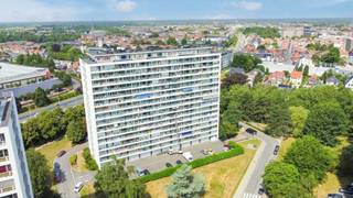 Autostaanplaats voor 2 wagens, gelegen aan het appartementsgebouw. <br />Uitstekende bereikbaarheid en alle voorzieningen op wandelafstand: winkels, openbaar vervoer en ontspanningsmogelijkheden liggen vlakbij.<br /><br />Interesse? Neem snel contact op voor een bezichtiging op het nummer: 052/46.38.03 en wie weet tot binnenkort!