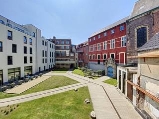 <p>Ligging<br /><br />Dit assistentie appartement maakt deel uit van de residentie "Collegehof" en is gelegen in het hart van de historische stad Gent. <br />Exclusief wonen en ondersteuning van zorgverlening gaan hier hand in hand. <br />Als bewoner van deze residentie kan u gebruik maken van de gemeenschappelijke ruimte op het gelijkvloers alsook van de prachtige binnentuin waar u rustig kan vertoeven. <br />Verder geniet u dankzij deze unieke locatie van de nabijheid van winkels, restaurants en openbaar vervoer. <br /><br />Indeling<br /><br />Het appartement is gelegen op de eerste verdieping. U komt binnen via de inkomhal en vervolgens heeft u toegang tot de woonkamer met open keuken. De keuken is volledig geïnstalleerd en voorzien van de gebruikelijke toestellen. Vanuit de woonkamer heeft u toegang tot het eerste terras via een groot schuifraam. De badkamer is voorzien van een toilet, inloop regendouche en lavabo met badkamermeubel. Tot slot bevat het appartement nog 2 slaapkamers, waarvan 1 slaapkamer met afzonderlijke berging en aansluitend terras die een prachtig uitzicht heeft op de binnentuin. <br /><br />Extra voordeel: Vrijstelling van onroerende voorheffing! <br /><br />Kortom, een perfecte investering naar de toekomst toe!<br /><br />Contacteer Andreas Burssens voor meer info en/of een bezoek: 0472 61 00 00.<br /><br />(Stedenbouwkundige inlichtingen in aanvraag, de maten en oppervlakten zijn geraamd, bepaalde foto's zijn referentiebeelden)</p>