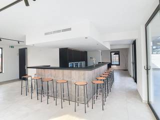 Deze bar van ca. 131 m² biedt de perfecte setting voor de spelers om te genieten van een verfrissend drankje met vrienden na een intensieve...