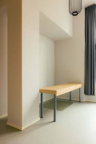 <p>Dit ingerichte en lichtrijke kot van 38 m² in Luik is de ideale uitvalsbasis voor studenten.</p><p>Met een plafondhoogte van 4 meter en grote ramen straalt de ruimte licht en openheid uit. Het kot beschikt over een eigen badkamer met een inloopdouche, toilet en lavabo, en biedt verder een comfortabel bed op een mezzanine, een koelkast, een kledingkast en een bureau.</p><p>De huurprijs bedraagt €695, met een bijkomende kost van €205. Gelegen aan de Rue de l'Université, bevindt dit kot zich letterlijk in het hart van de stad. Universiteiten, hogescholen, het treinstation, hippe bars, restaurants, fitnesscentra en de Universiteitscampus liggen allemaal op loopafstand.</p><p>Voor meer informatie kun je contact opnemen via het nummer +32 4 250 04 88. Onze vertegenwoordigers staan je graag te woord!</p><p>Opgelet: enkel voor studenten!</p>