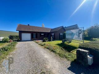 Langs een centrale ligging vinden we deze te vernieuwen open bebouwing van het type bungalow. Deze woning omvat een inkomhall met gastentoilet, lichtrijke leefruimte met achterliggende keuken en leefveranda. Verder is er een badkamer en 3 slaapkamers. Eveneens is er een garage/stookplaats met ruimte voor wasmachine en droogkast alsook te gebruiken als stockage of fietsenberging. Betaalbare woning als investering of starterswoning. Topper ! Voor meer inlichtingen of een bezoek, contacteer Veronique 0483/676579