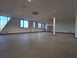 Fenomenaal gelegen nieuwbouw kantoorruimte met een oppervlakte van 400 m² te huur op 1,3 km van de R0 exit 17 Brussel-Centrum. De lichtrijke...