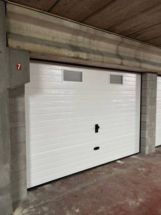 En plein centre de Mortsel , en face du nouveau projet immobilier Stadsterras, nous vous proposons ces box/espaces de stockage fermés au niveau...