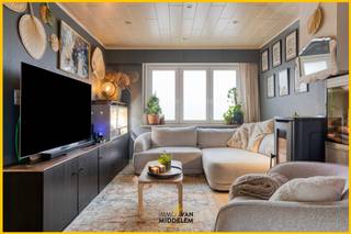 <strong>Immo Van Middelem verkoopt deze charmante, zéér goed onderhouden en praktisch ingedeelde 3-gevelwoning op een perceel van +/- 1a75ca met 2 slaapkamers en een aangename tuin te Sint-Katherina-Lombeek (Ternat).</strong><br /><br />De ligging is bijzonder gunstig op vlak van mobiliteit: de bus (lijn 116 naar Brussel-Zuid) stopt kort bij de woning, het treinstation van Essene-Lombeek ligt op amper 800 m en het centrum van zowel Sint-Katherina-Lombeek als Ternat bevindt zich op slechts vijf minuten. Ook scholen, busverbindingen en de E40 (op- en afrit Affligem) zijn vlot bereikbaar.<br />Een extra troef is de gemeentelijke basisschool De Kiem, op wandelafstand (300 m), evenals een kleine buurtwinkel.<br /><br />De woning werd grondig verbouwd tussen 2012 en 2020 (o.a. crepi met 8 cm isolatie en nieuwe ramen, nieuwe keuken).<br />De huidige eigenaars hebben de woning intussen zeer goed onderhouden en deden de nodige onderhoudswerken: in 2022 werd een Nordica Extraflame pelletkachel van 12kw geïnstalleerd met extra kanalisatie naar de 2 slaapkamers, nieuwe warmwaterboiler (2023), nieuwe badkamer (2023), nieuwe kookplaat (2022) en nieuwe vaatwasser (2024).<br /><br />De huidige indeling is als volgt:<br />- GELIJKVLOERS: inkomhal met trap, living (eetplaats en salon) met toegang tot de tuin, keuken, WC, berging/wasplaats met toegang tot de tuin;<br />- 1ste VERDIEPING: nachthal met 2 slaapkamers, badkamer;<br />- ZOLDERVERDIEPING: bergzolder<br /><br />Betonnen gewelven.<br />EPC: 252 kWh/m².jaar - label C (UC: 2359836), <br />Aansluiting op stadsgas mogelijk (gasleiding voor de deur).<br />Elektriciteit CONFORM tot 2048.<br />ASBESTVEILIG.<br />Vrij ten laatste op 01/07/2026.